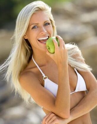فتاة تأكل تفاحة في الشهر لتخسر 10 كيلوغرامات
